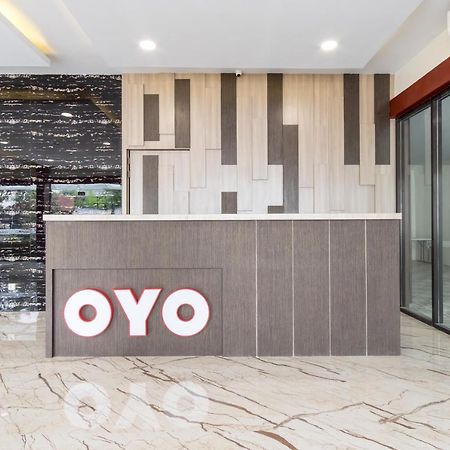 Oyo 727 Merlion Hotel Medan Bagian luar foto