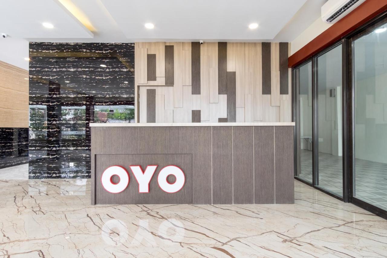 Oyo 727 Merlion Hotel Medan Bagian luar foto