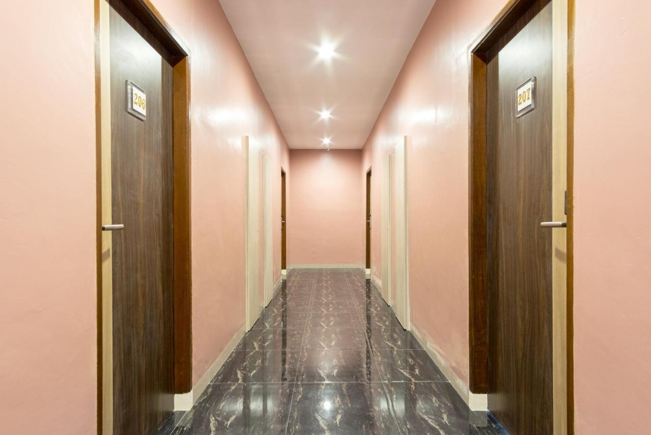 Oyo 727 Merlion Hotel Medan Bagian luar foto