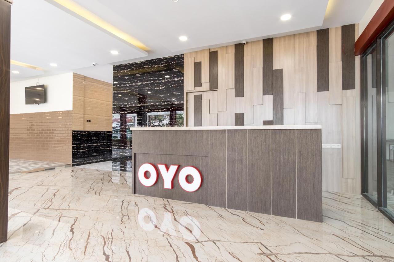 Oyo 727 Merlion Hotel Medan Bagian luar foto