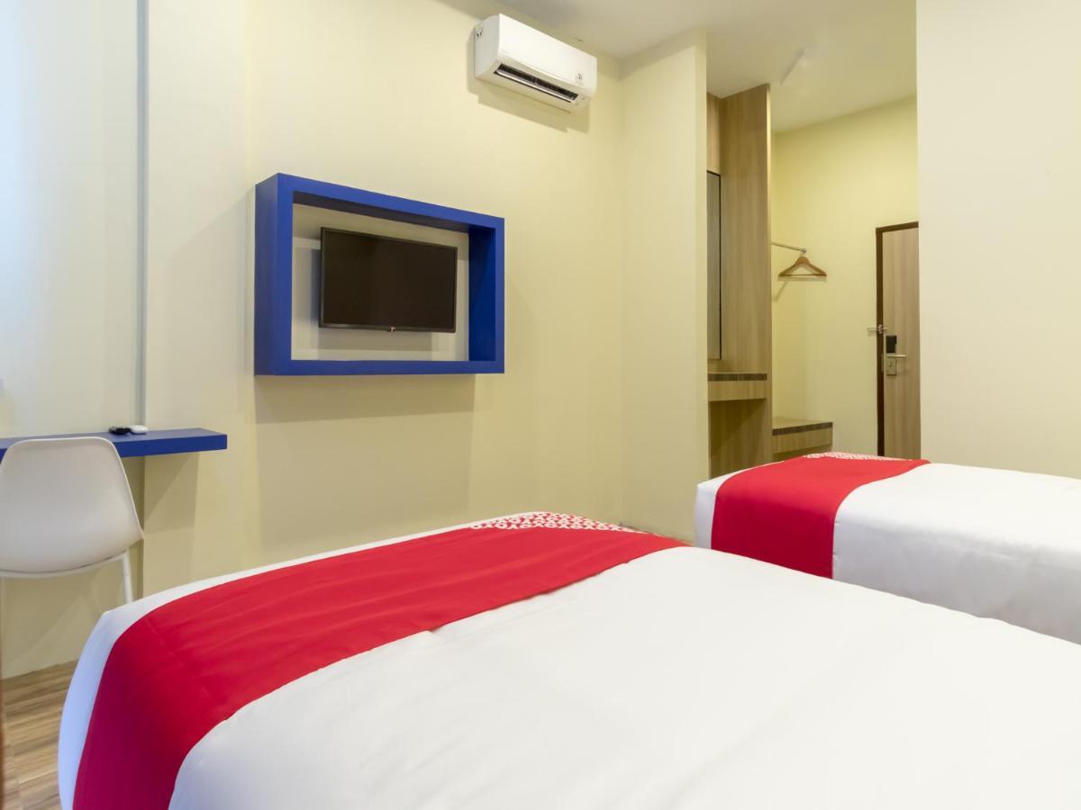 Oyo 727 Merlion Hotel Medan Bagian luar foto