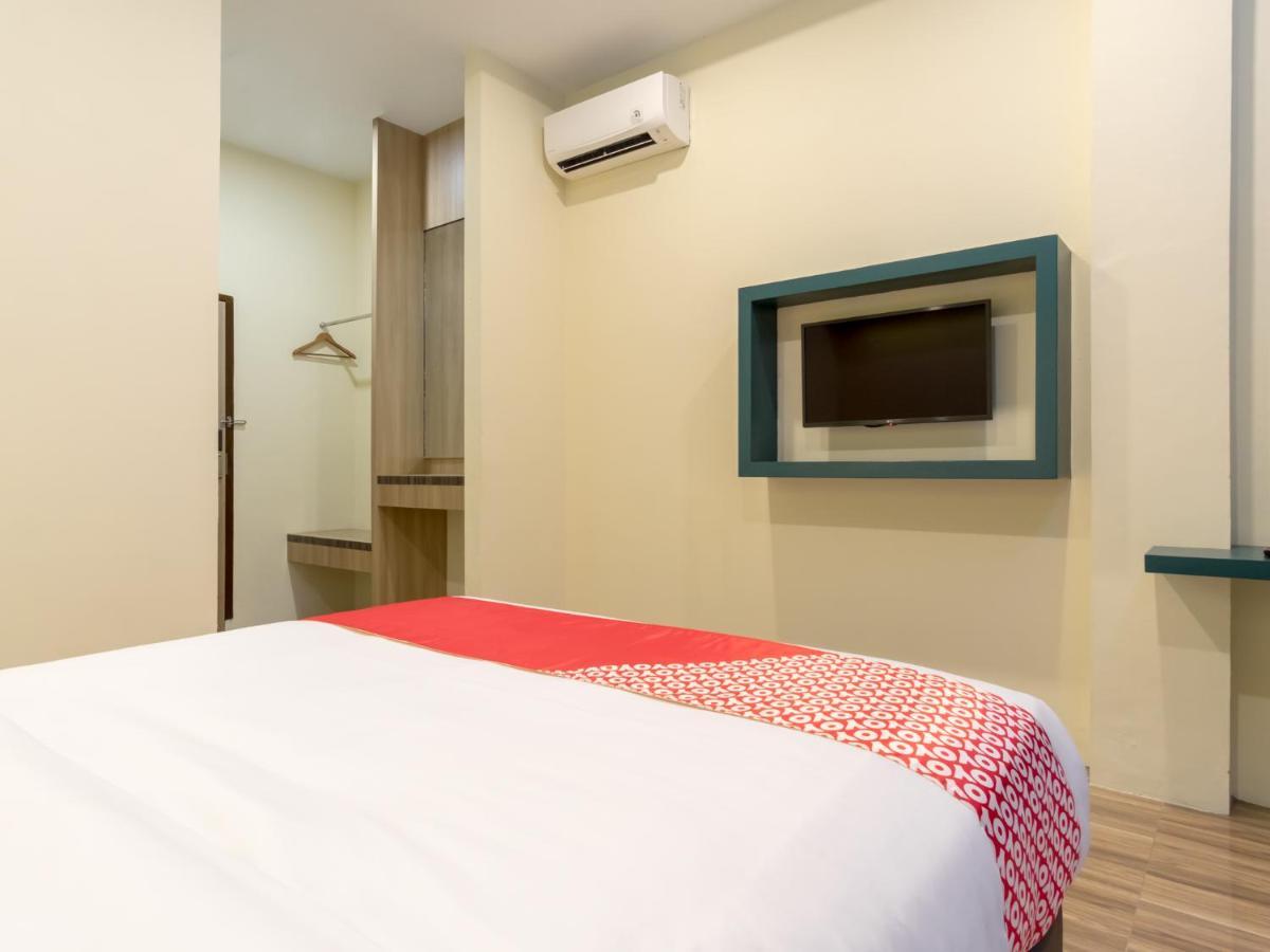 Oyo 727 Merlion Hotel Medan Bagian luar foto