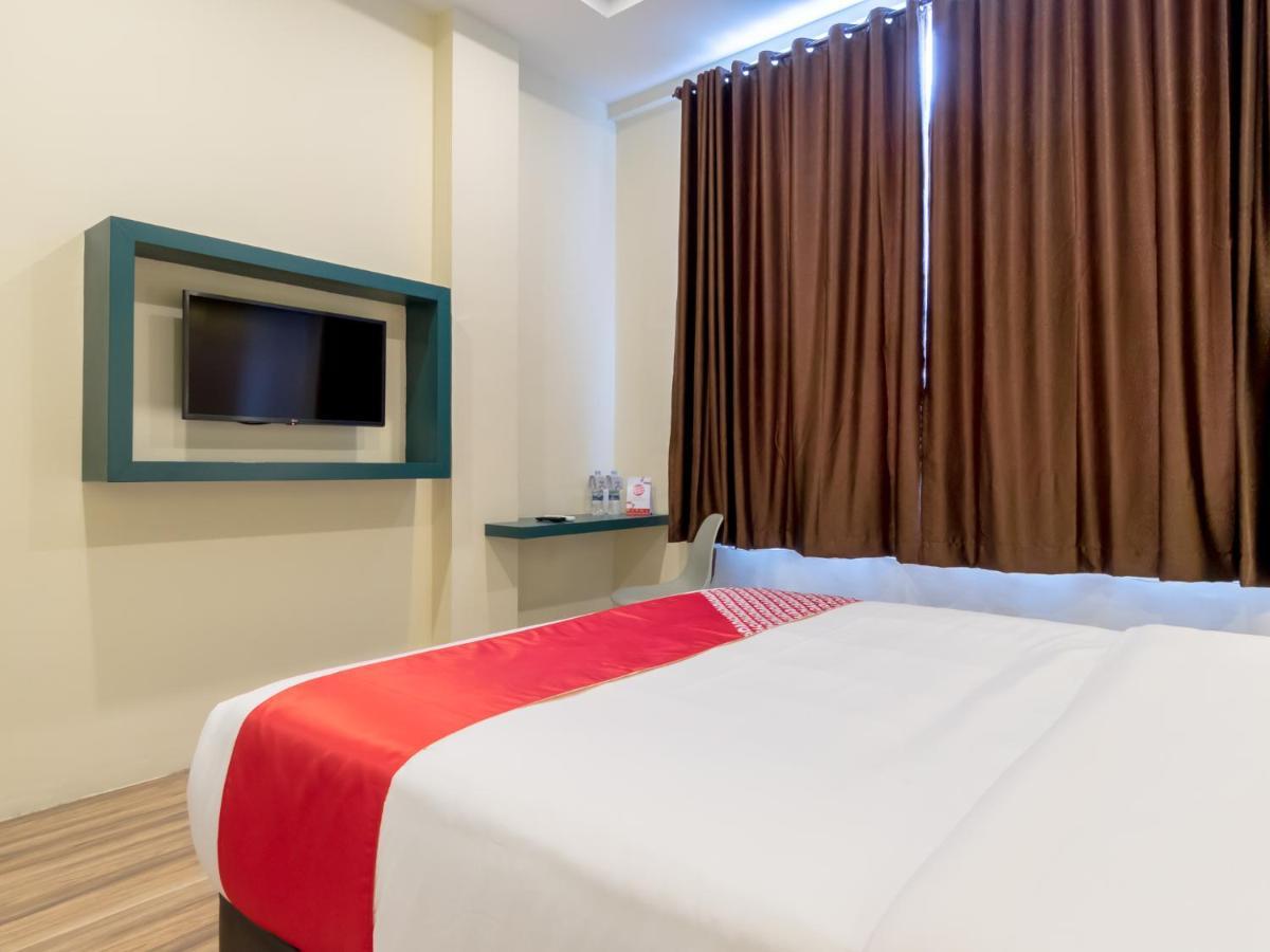 Oyo 727 Merlion Hotel Medan Bagian luar foto